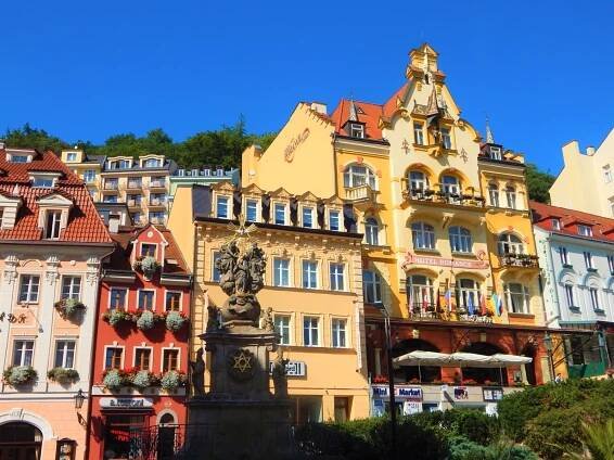Ludwig van Beethoven nebo Antonín Dvořák. Karlovy Vary navštěvovaly i celebrity