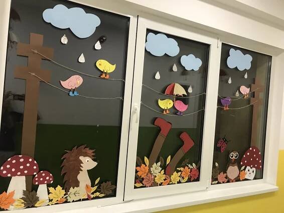 Pin by Christina Pape on børnehave | Kindergarten decorations, Classroom window decorations, Fall crafts for kids