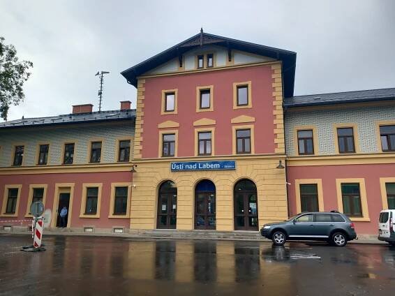 Vlakové nádraží na Střekově má nový kabát. Proměnou prochází celá ulice