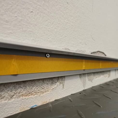 Šedá plastová PVC soklová lišta Fortelock Invisible (hadia koža) - dĺžka 46,8 cm, šírka 10 cm, hrúbka 0,67 cm