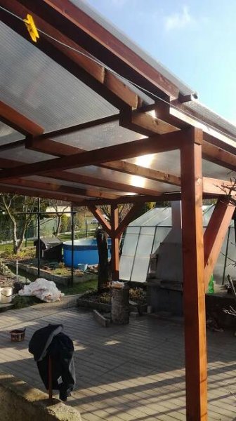 Dřevěná pergola s využitím druhé střechy, jako zastřešení vstupu do sklepa. Místek - Pergoly-fm