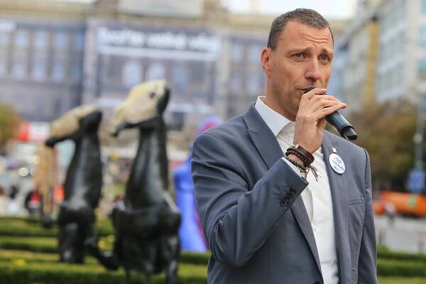 Obrazem: Na Václavském náměstí přibylo devatenáct soch. Ale pouze na měsíc