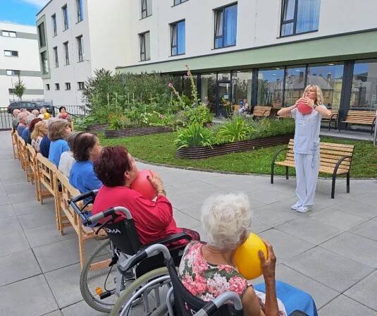 Cvičení s fyzioterapeutkou Klárou v ALZHEIMER HOME Boskovice | Alzheimer Home