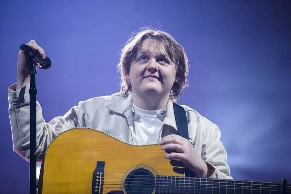 O2 arenu by ‚uřval‘ klidně i bez mikrofonu. V Praze vystoupil skotský zpěvák Lewis Capaldi