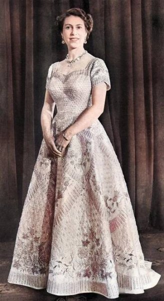 Královna Alžběta II. byla korunována přesně před 72 lety. Pro tuto příležitost si nechala ušít šaty navržené britským oděvním tvůrcem a svým velkým oblíbencem Normanem Hartnellem.