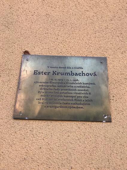 Soubor:Overview of plaque of Ester Krumbachová at Za Zelenou liškou street in Krč, Prague.jpg