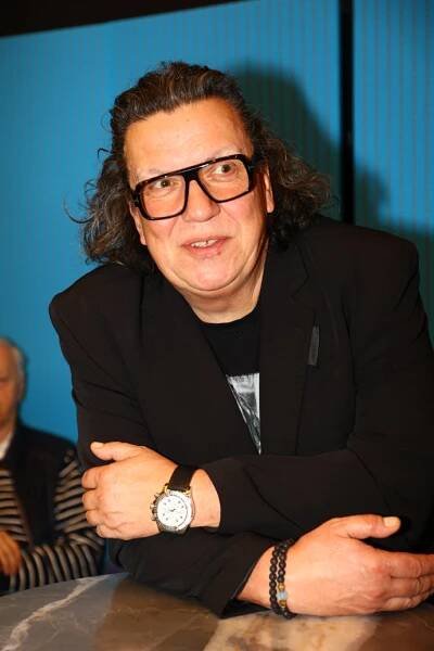 FOTO: Richard Genzer na tiskovce k muzikálu Beetlejuice. – stránka 99