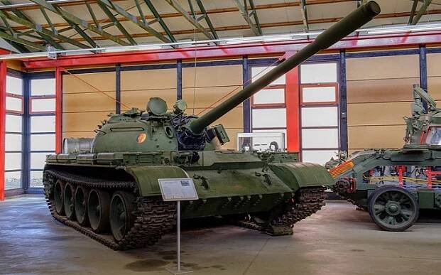VIDEO: Putinova armáda z časů Stalina. Rusko nasazuje na Ukrajině i muzejní exponáty - sedmdesát let staré tanky T-54 a T-55
