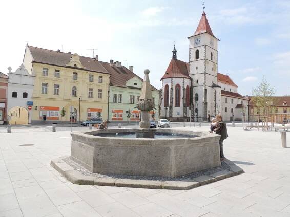 Fotografie - Horažďovice - Mírové náměstí - kašna - 04.05.2018