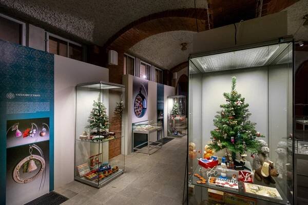 Východočeské muzeum otevřelo výstavu historických a současných vánočních ozdob