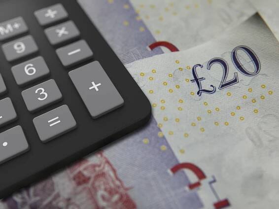Inflace v Británii v květnu klesla na čtyřleté minimum
