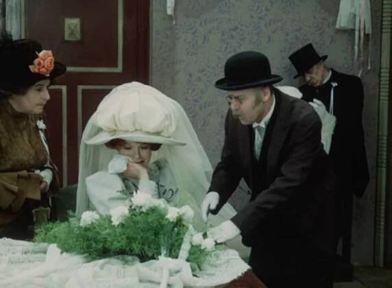 Iva Janzurová, Lubomír Lipský, and Stella Zázvorková in Slamený klobouk (1972)