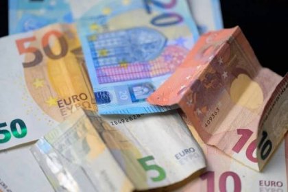 Převod i posílání eur jde online už i bez skenování občanky. Nově stačí přihlášení přes Bank iD