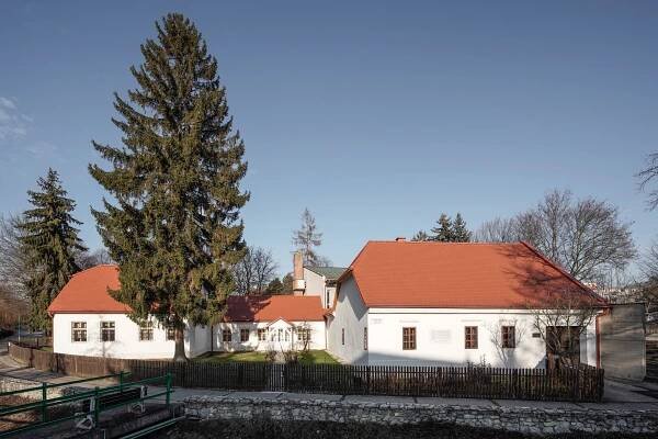 Diaľkový pohľad na fasády ľudových domov