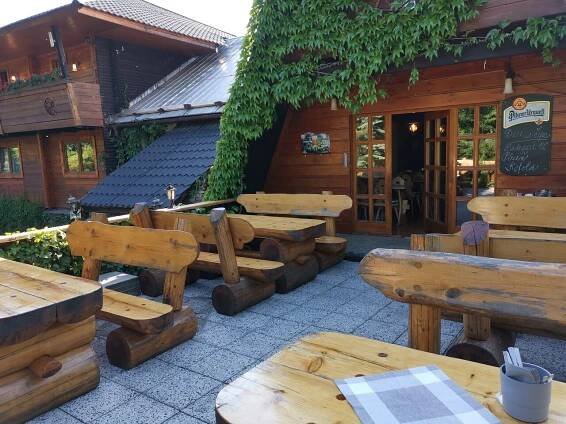 Nice place in nature, nice staff, good meal, acomodation with private whirpool, swimingpool outside... Super for couples