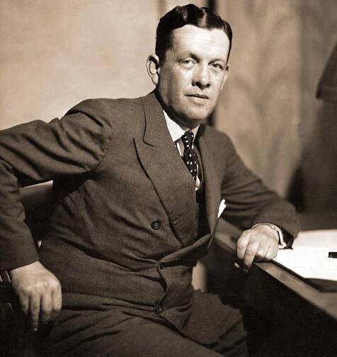 Bruce Lockhart (2. září 1887, Einster, Fife, Skotsko – 27. února 1970, Londýn) – britský diplomat, tajný agent, novinář, spisovatel. Studoval na Fettes College v Edinburghu. Od roku 1908 do roku 1910 byl majitelem kaučukové plantáže v Britské Malajsku. Poté, co onemocněl malárií, byl nucen vrátit se do Anglie. ▬ V září 1911 složil zkoušky a vstoupil do konzulární služby. V lednu 1912 - září 1917 vicekonzul a generální konzul Velké Británie v Moskvě. Od ledna do září 1918 šéf zvláštní britské mise u sovětské vlády. Lockhart byl zatčen v září. V říjnu 1918 byl vyloučen ze sovětského Ruska za účast na „spiknutí tří velvyslanců“ (případ Lockhart). ▬ Byl jmenován obchodním tajemníkem britského vyslanectví v Praze. Znal se s Tomášem Masarykem a Edvardem Benešem. V říjnu 1922 opustil diplomatické služby. ▬ Autor řady knih, včetně memoárů o svém pobytu v sovětském Rusku.