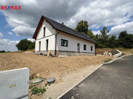 Venkovní pohled na dům z příjezdové komunikace. - Prodej rodinného domu 188 m², pozemek 825 m², Strunkovice nad Blanicí