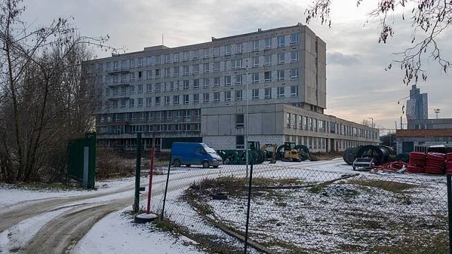 Chátrající budovu brněnské železniční polikliniky odkoupilo město