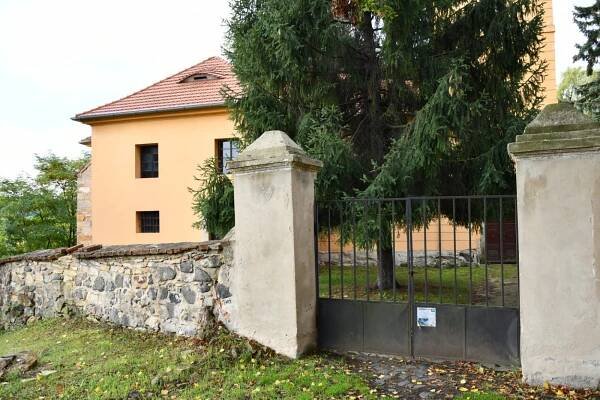 Prackovice nad Labem | Detail hřbitova | Databáze historických hřbitovů