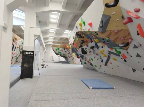 Recenze: Hudy boulder Karlín