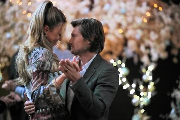 Lillian Doucet-Roche, Sebastian Stewart - #Xmas - Z filmu