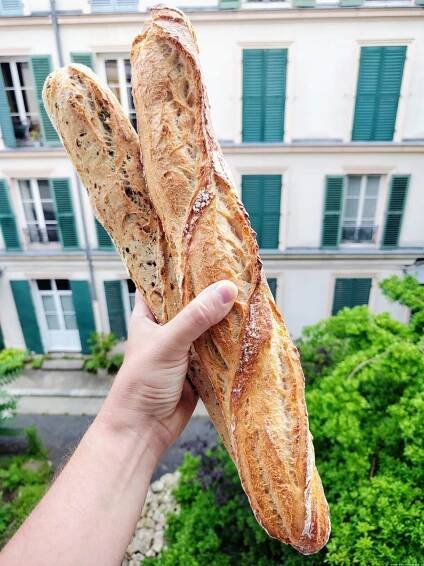 Křupavá francouzská bageta. Pro mnohé jeden z gastronomických symbolů Francie.