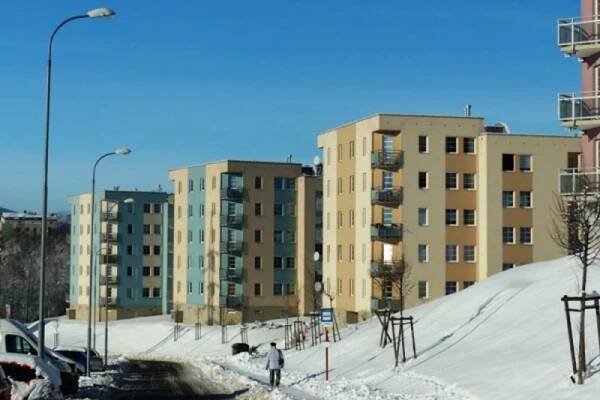 Vedení města otočilo, bytové podíly na družstevníky chce převést za korunu