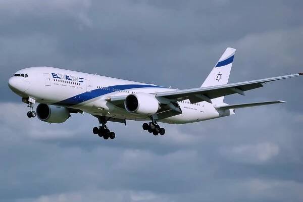 Boeing 777-200ER izraelských aerolinek El Al přistává na letišti London Heathrow.