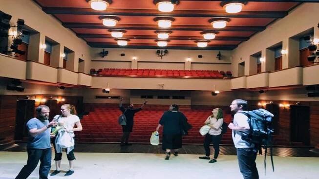 Lidé se v divadle v Hronově mohou podívat i do orchestřiště či do zvukařské kabiny