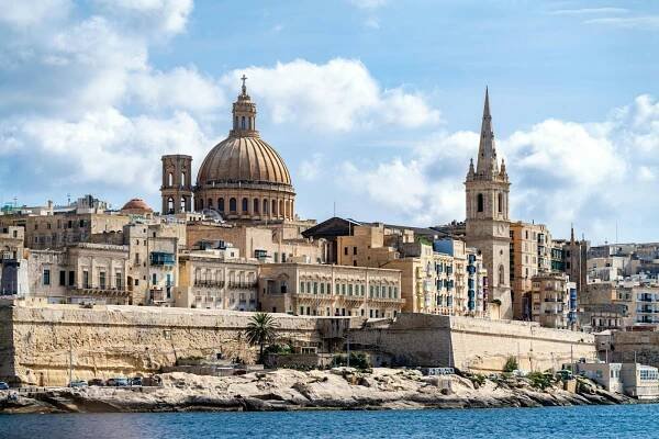 bezplatná Pulzující panoráma města Valletta na Maltě s historickou architekturou pod jasnou oblohou. Základová fotografie