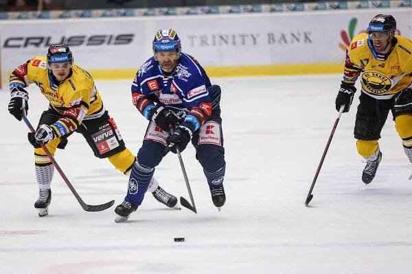 Kladno (v modrém) hostilo v Chomutově Litvínov. Jaromír Jágr rozjíždí gólovou akci