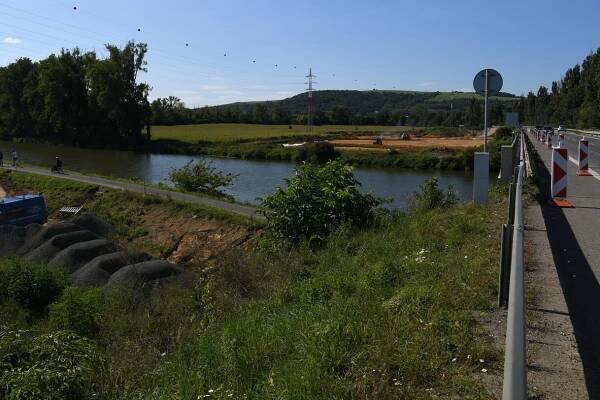 Stavba dálničního mostu uzavře frekventovanou cyklostezku mezi Napajedly a Otrokovicemi. Znovu se otevře až v roce 2025 - ZLIN.CZ