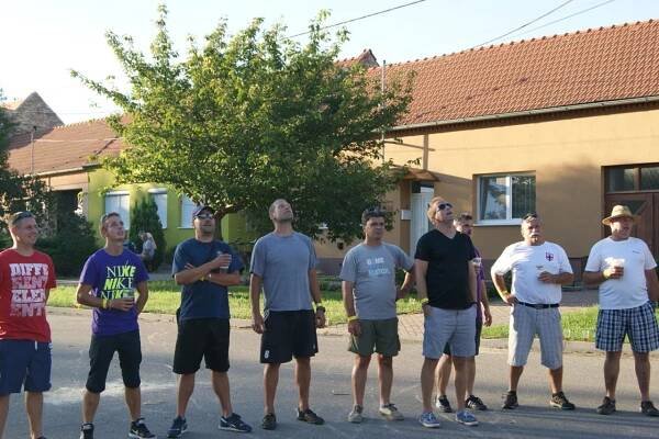 Ruční stavění máje 2016 - Oficiální stránky obce Tvrdonice