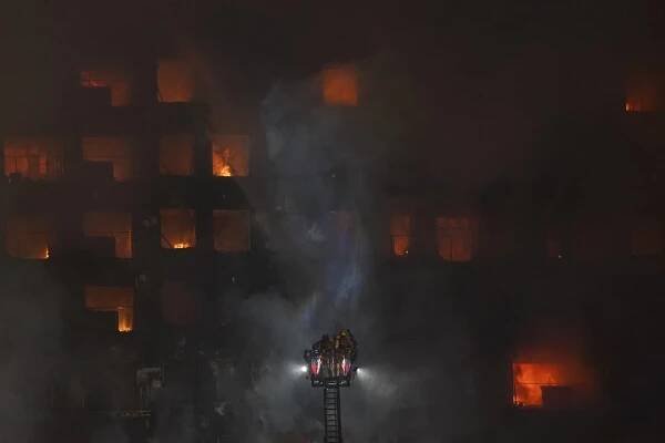 Plameny zachvátily 14patrovou budovu ve Valencii: Dvojice čekala na balkoně na záchranu dvě hodiny!