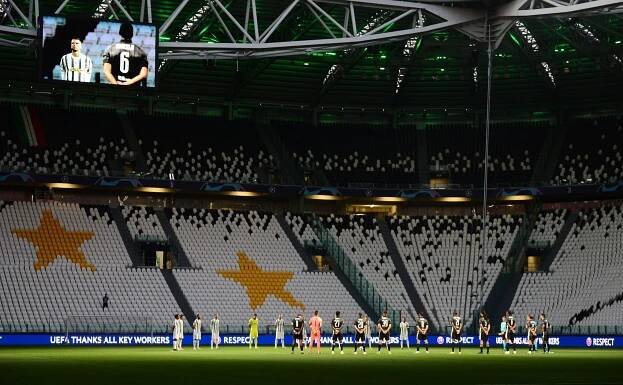 Ronaldo na kolenou i šťastné tetování. Tak se znovu rozběhla Liga mistrů