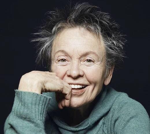 Laurie Anderson míří do Prahy: „Zařvěme proti genocidám, ať se dějí kdekoliv!“