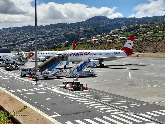 VIDEO: Už přistání je silný adrenalin. Češi objevují turistický ráj na Madeiře