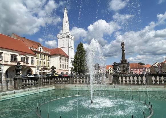 Předláždění náměstí Kadaň na čas zastavila. Kvůli důležitým investicím