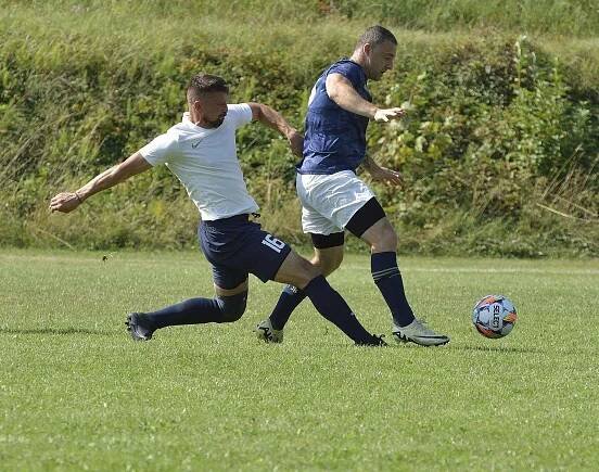 Fotbalisté Březové (modré dresy) ve 3. kole okresního přeboru Uherskohradišťska zdolali Slovácko C 4:2.