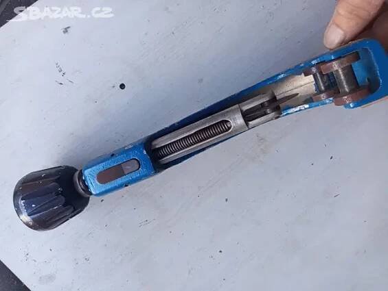 Řezák plastových trubek do 90 mm