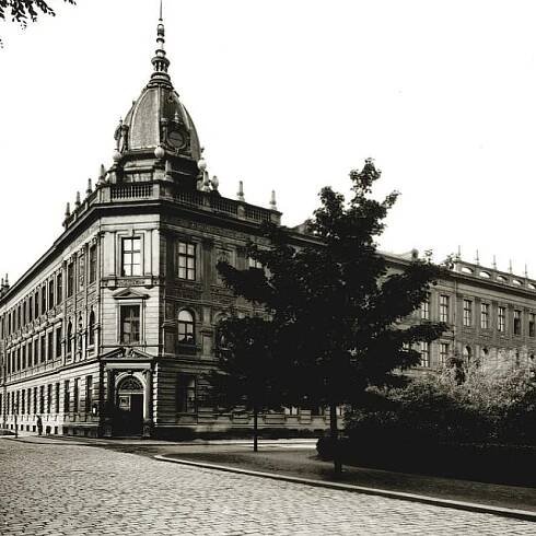 Roh budovy bývalé  průmyslové školy ve 30. letech,  kterou později získala Vysoká škola chemická | foto: Univerzita Pardubice