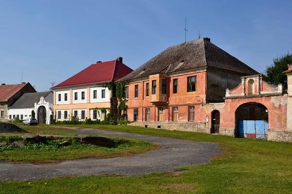 Soubor:Břvany 2016-09-24 Brána.jpg – Wikipedie