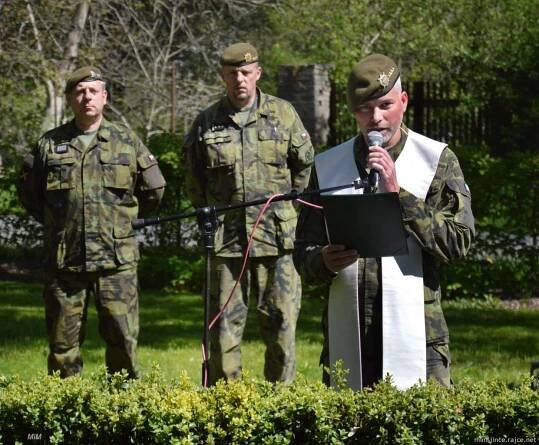 Foto: Pietní akt u pomníku padlým na náměstí - Oficiální stránky obce Jince