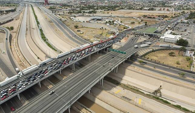Pohled na Bridge of the Americas od El Pasa, červen 2016