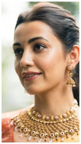 Esha Kansara looks ethereal in THESE pics