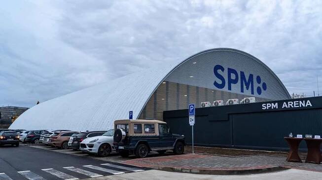 Praha má nový zimní stadion, domov v něm našli hokejisté Smíchova