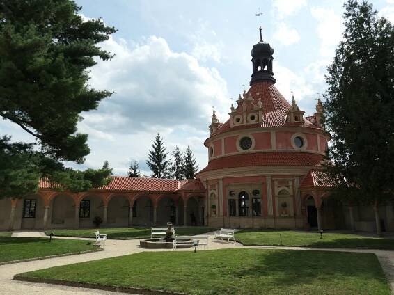 Návštěvníci zámku Jindřichův Hradec se mohou projít pod obnovenými arkádami v zahradě - Jindřichův Hradec
