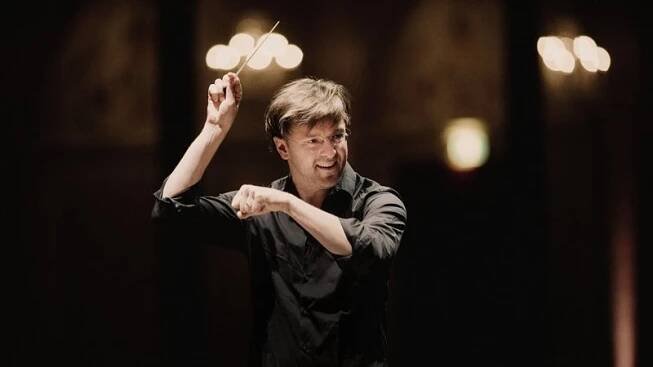 Tomáš Netopil řídí koncert Pražských symfoniků s houslistou Danielem Lozakovichem