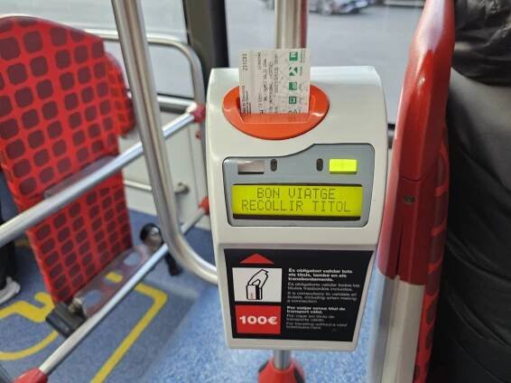 Validátor jízdenek v autobusu