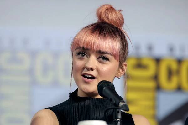 Soubor:Maisie Williams (48427128481).jpg – Wikipedie